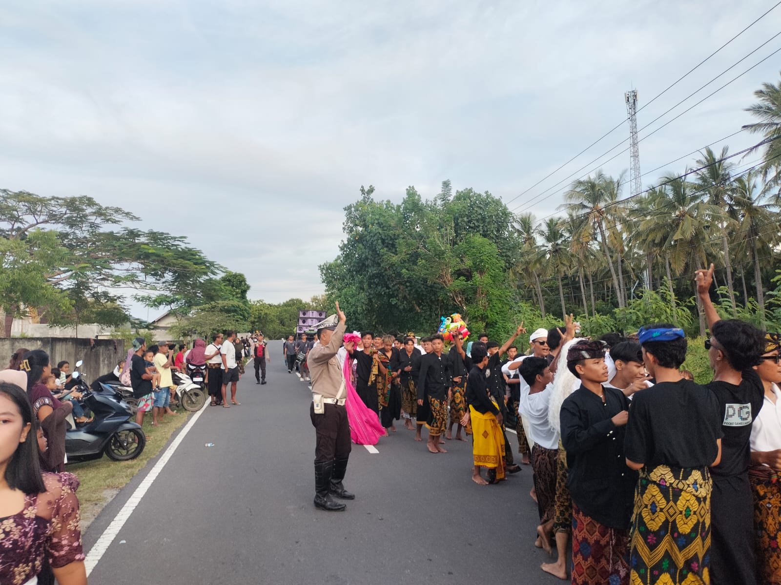 Polsek Sekotong Kawal Tradisi Adat Nyongkolan, Masyarakat Apresiasi Kehadiran Polisi