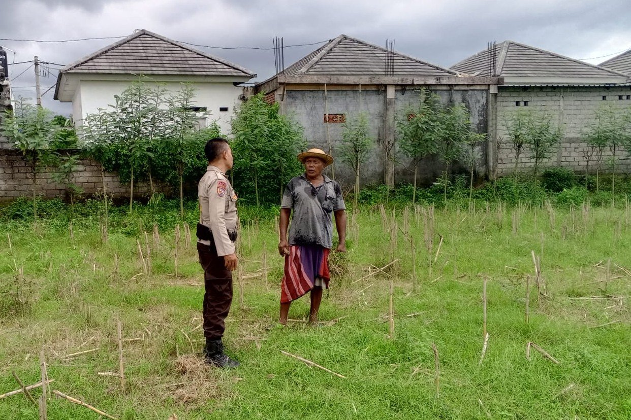Bhabinkamtibmas Terong Tawah Aktif Dorong Ketahanan Pangan di Tingkat Desa