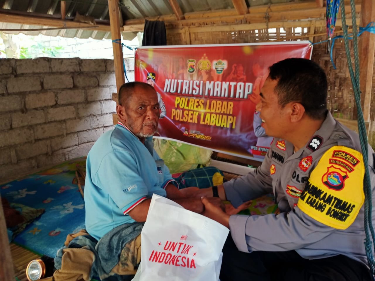 Polsek Labuapi Distribusikan Bantuan Gizi di Karang Bongkot