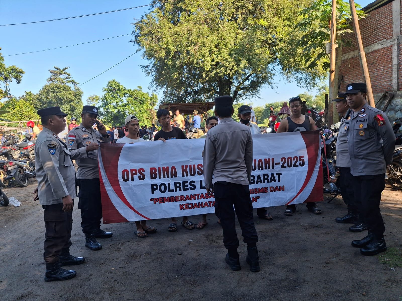 Polres Lombok Barat Gelar Penyuluhan Kamtibmas di Pasar Kuripan