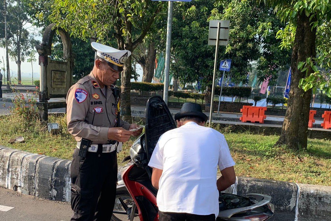 Operasi Patuh Rinjani 2025, Polres Lombok Barat Tindak Pelanggar Lalu Lintas di Bundaran Penas