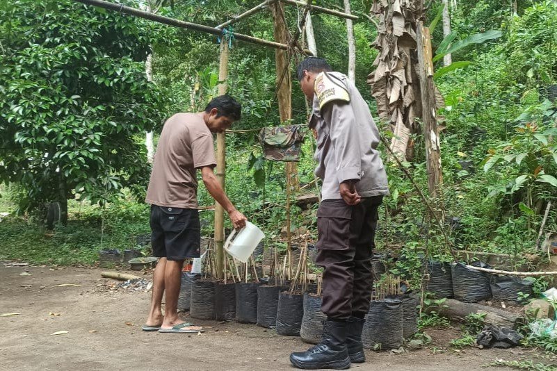 Polsek Batulayar Dorong Kemandirian Pangan Lewat Program Pekarangan di Dusun Orong