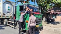 Polsek Pelabuhan Lembar Bagikan Bendera Merah Putih kepada Sopir Truk Sambut HUT RI ke-80