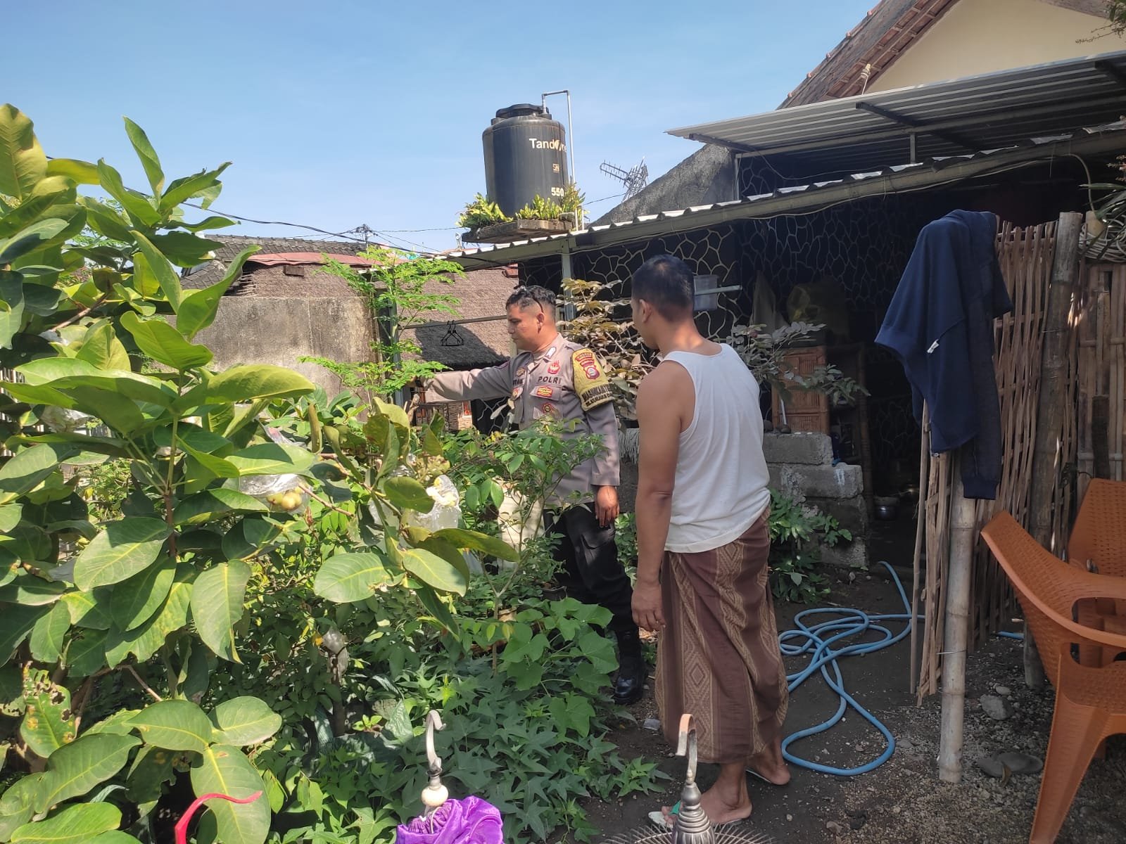 Sinergi Bhabinkamtibmas dan Warga, Kolaborasi Aktif Wujudkan Ketahanan Pangan di Desa Kuranji