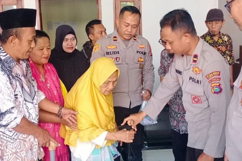 Peduli Mantap Polres Lombok Barat: Bantuan Tongkat Bagi Warga Sakit dan Lansia