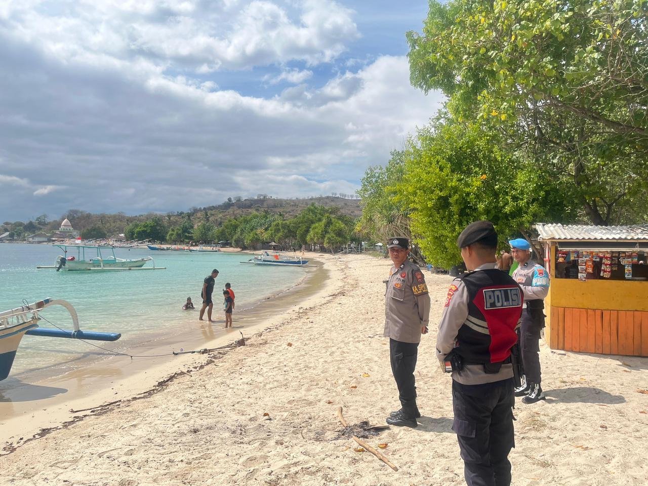 Upaya Polsek Sekotong Ciptakan Wisata Aman di Pantai Elak-Elak Lombok Barat