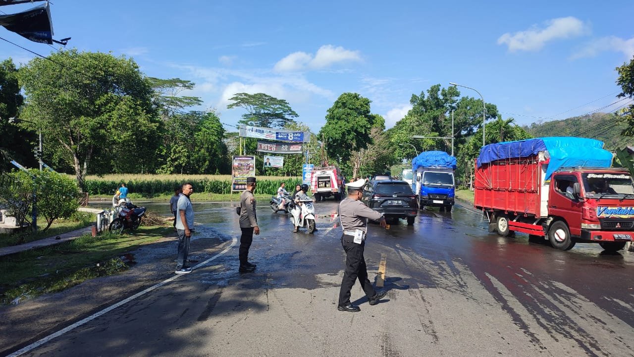 Aksi Sigap Polsek Gerung Tangani Solar Tumpah di Jalan Utama Lombok Barat