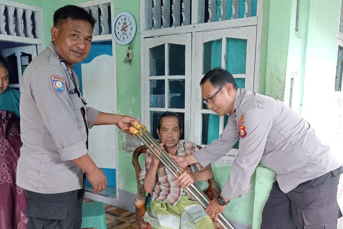 Polri Hadir untuk Masyarakat: Bantuan Tongkat Disalurkan di Desa Lembar Selatan, Lombok Barat