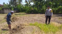 Lombok Barat, NTB – Dalam upaya konkret mendukung Program Ketahanan Pangan Nasional, Bhabinkamtibmas Desa Jagaraga, AIPTU I Gede Dodit, melaksanakan kunjungan dan dialog langsung dengan petani di Dusun Lamper. Kegiatan yang berlangsung pada hari Sabtu, 18 Oktober 2025, pukul 11.00 WITA hingga selesai, ini bertujuan mendorong pemanfaatan lahan produktif secara maksimal oleh warga binaan, baik untuk bercocok tanam maupun beternak atau perikanan. Inisiatif ini merupakan wujud nyata sinergi Polri dan masyarakat dalam menjaga ketersediaan pangan di tingkat lokal. Peran Aktif Polri dalam Mendukung Kemandirian Pangan Daerah Kunjungan Bhabinkamtibmas AIPTU I Gede Dodit di Dusun Lamper difokuskan kepada Bapak Ahmad, salah seorang petani setempat yang memiliki lahan produktif. Dalam pertemuan yang berlangsung hangat dan penuh kekeluargaan, AIPTU I Gede Dodit menyampaikan pentingnya peran aktif masyarakat, terutama para petani dan peternak, dalam menghadapi tantangan ketahanan pangan global. Ia mengajak warga untuk tidak hanya mengandalkan hasil panen utama, tetapi juga memanfaatkan pekarangan rumah atau lahan tidur untuk menanam komoditas pangan cepat panen seperti sayur-sayuran, sebagai bentuk diversifikasi dan cadangan pangan keluarga. Kapolsek Kuripan, Polres Lombok Barat, Polda NTB, Ipda I Wayan Eka Ariyana, S.H., menegaskan bahwa kegiatan ini adalah bagian dari instruksi pimpinan Polri untuk secara masif mengawal dan mendukung program pemerintah. "Peran Bhabinkamtibmas sangat strategis sebagai ujung tombak Polri di desa. Mereka tidak hanya menjaga kamtibmas, tetapi juga menjadi motivator dan penggerak ekonomi kerakyatan, khususnya di sektor pertanian. Kami terus mendorong anggota kami untuk terjun langsung, memastikan warga binaan teredukasi dan tergerak untuk memanfaatkan setiap jengkal lahan yang ada," ujar Ipda I Wayan Eka Ariyana, S.H. Menggali Potensi Lokal Melalui Pemanfaatan Lahan Produktif Inti dari kunjungan tersebut adalah memotivasi Bapak Ahmad dan warga lainnya agar lebih optimal dalam memanfaatkan lahan. AIPTU I Gede Dodit memberikan pemahaman bahwa ketahanan pangan dimulai dari tingkat rumah tangga dan desa. Dengan menanam sayur-sayuran di lahan milik sendiri, warga dapat mengurangi ketergantungan pada pasar, memastikan ketersediaan pangan yang sehat, sekaligus berpotensi meningkatkan pendapatan keluarga. "Saya berdialog dengan Bapak Ahmad, menjelaskan bahwa program ketahanan pangan ini bukan hanya tanggung jawab pemerintah semata, melainkan tanggung jawab kita bersama. Dengan memanfaatkan lahan seoptimal mungkin, kita tidak hanya menjamin ketersediaan pangan keluarga, tapi juga ikut berkontribusi pada ketahanan pangan nasional," kata AIPTU I Gede Dodit. Ia menambahkan, pihaknya siap membantu memfasilitasi komunikasi dengan instansi terkait jika warga membutuhkan bimbingan teknis lebih lanjut mengenai pertanian atau peternakan. Sambutan Positif Warga dan Komitmen Mendukung Program Pemerintah Sambutan dari Bapak Ahmad, petani yang menjadi sasaran kunjungan, menunjukkan antusiasme tinggi terhadap inisiatif ini. Bapak Ahmad menyatakan kesediaannya untuk mendukung program pemerintah dengan mulai menanam berbagai jenis sayur-sayuran di tanah miliknya yang terletak di Dusun Lamper, Desa Jagaraga. "Kami menyambut baik kunjungan dari Bapak Bhabinkamtibmas. Ini sangat memotivasi kami para petani. Kami siap mendukung program ketahanan pangan ini. Kebetulan kami punya lahan, dan arahan dari Bapak Dodit untuk menanam sayur-sayuran sangat masuk akal untuk cadangan pangan keluarga kami. Kami akan segera memulainya," tutur Bapak Ahmad dengan semangat. Hasil dari kegiatan ini tidak hanya terhenti pada komitmen menanam sayuran, tetapi juga berhasil menjalin dan memperkuat tali silaturahmi serta komunikasi yang baik antara Polri dan warga binaan. Komunikasi yang intensif dan berkelanjutan seperti ini sangat penting untuk memastikan program-program pemerintah dapat berjalan lancar dan tepat sasaran di tingkat desa. Secara keseluruhan, kegiatan Bhabinkamtibmas Desa Jagaraga AIPTU I Gede Dodit di Dusun Lamper ini berjalan lancar. Situasi di lokasi terpantau aman dan kondusif, mencerminkan sinergi yang harmonis antara aparat keamanan dan masyarakat. Upaya ini menjadi salah satu pilar penting dalam mewujudkan kemandirian pangan yang berkelanjutan di wilayah Kabupaten Lombok Barat, sekaligus mengukuhkan citra Polri sebagai pengayom dan mitra produktif bagi masyarakat. Keberhasilan ini diharapkan dapat menjadi contoh inspiratif bagi desa-desa lain untuk turut serta aktif dalam program penguatan ketahanan pangan nasional.